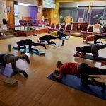 Pilates for men class. Elbows & knees leg lift exercise